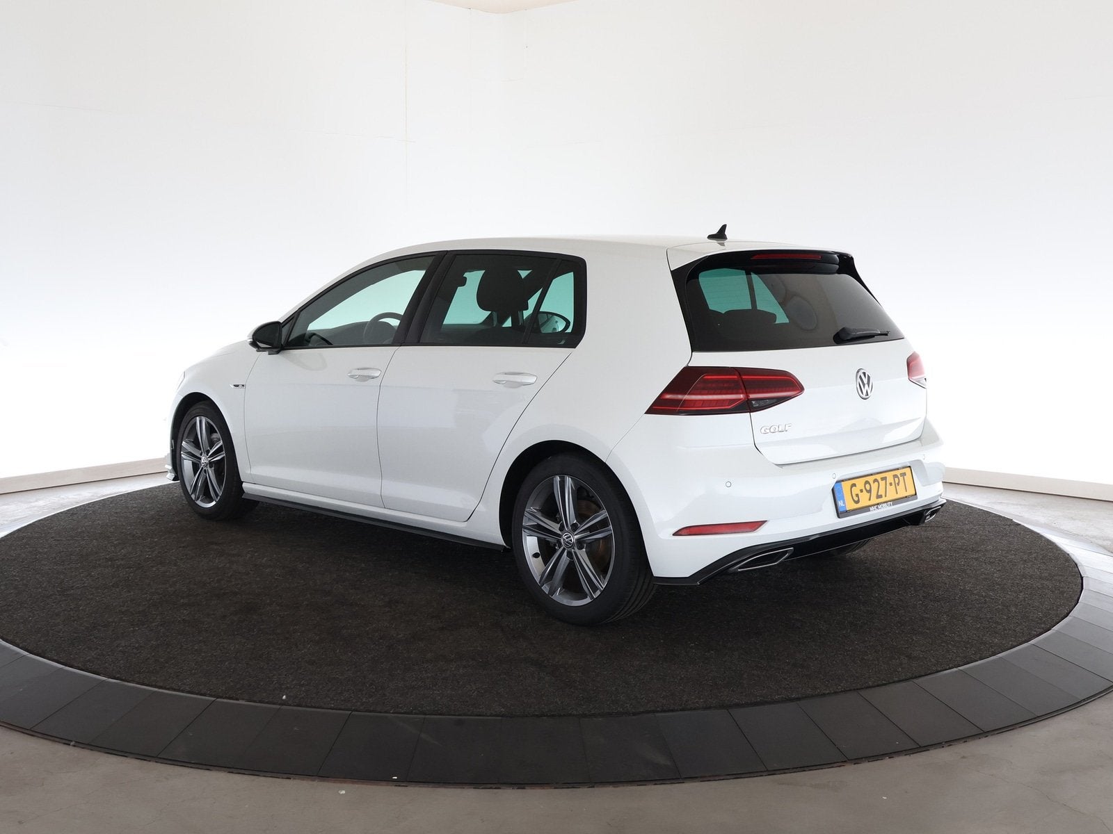 Volkswagen Golf 1.5 TSI Highline Business R (bj 2019), Automaat, 4 cilinders, 150 pk, Leder en Stof