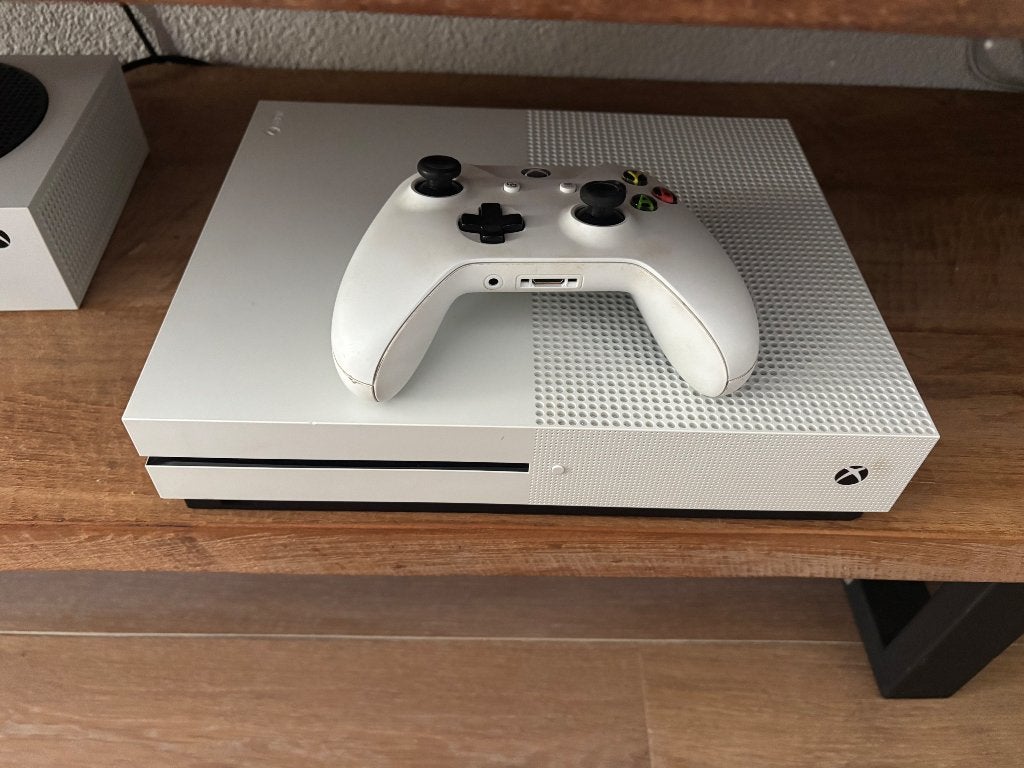 Xbox one met controller en spellen, Spelcomputers en Games, Ophalen, 1 speler, Zo goed als nieuw, Vanaf 3 jaar