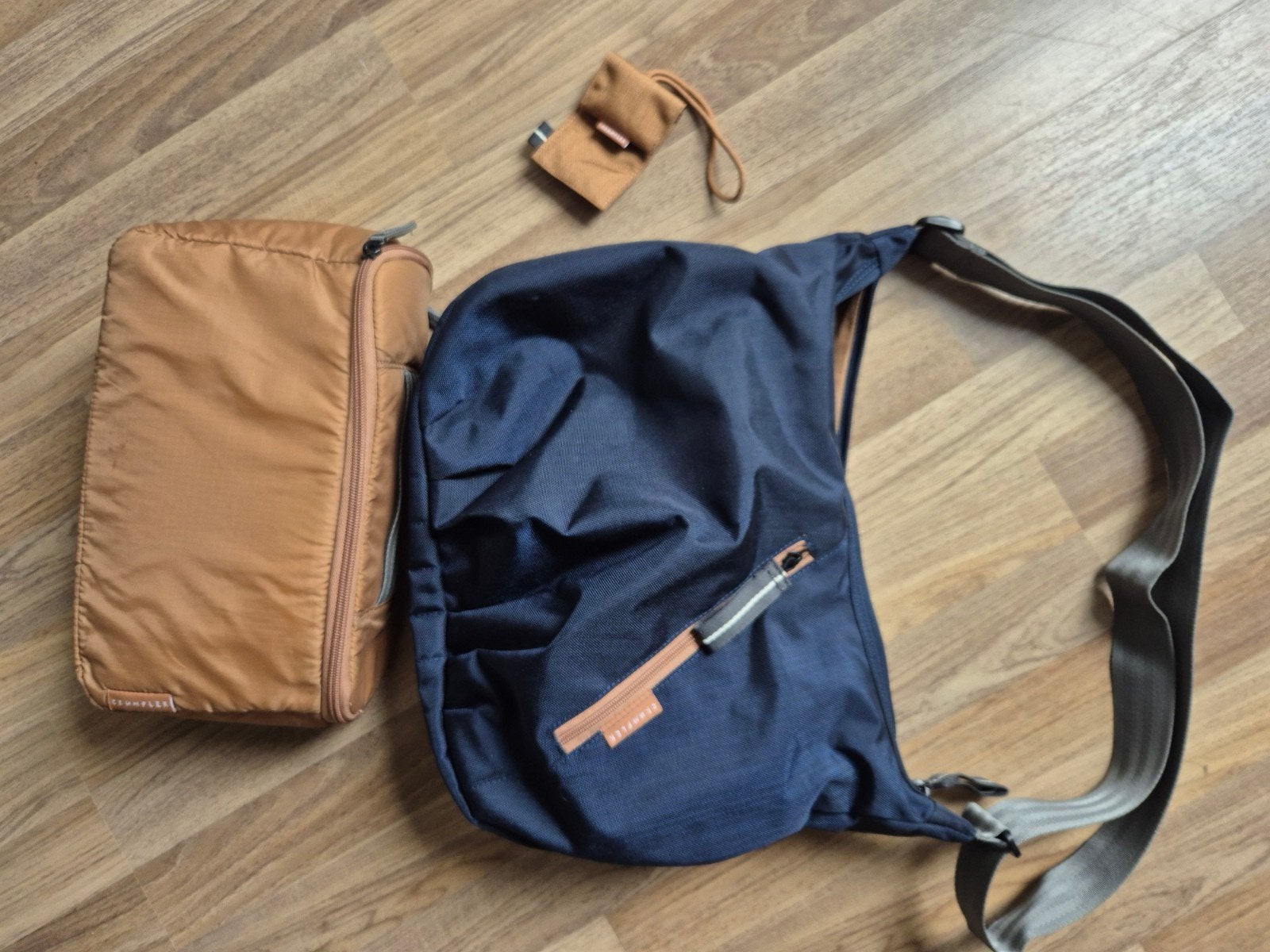 Crumpler Cameratas Schoudertas - Donkerblauw/Camel, Blauw, Opbergvakken, Ophalen of Verzenden, Zo goed als nieuw