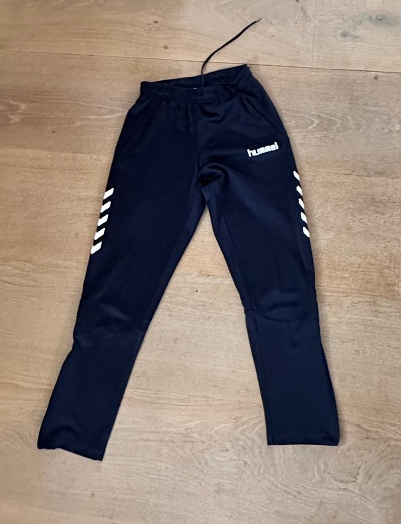 Zwarte trainingsbroek van Hummel maat 140 - heel leuk!, Kinderen en Baby's, Kinderkleding | Maat 140, Ophalen of Verzenden, Jongen of Meisje