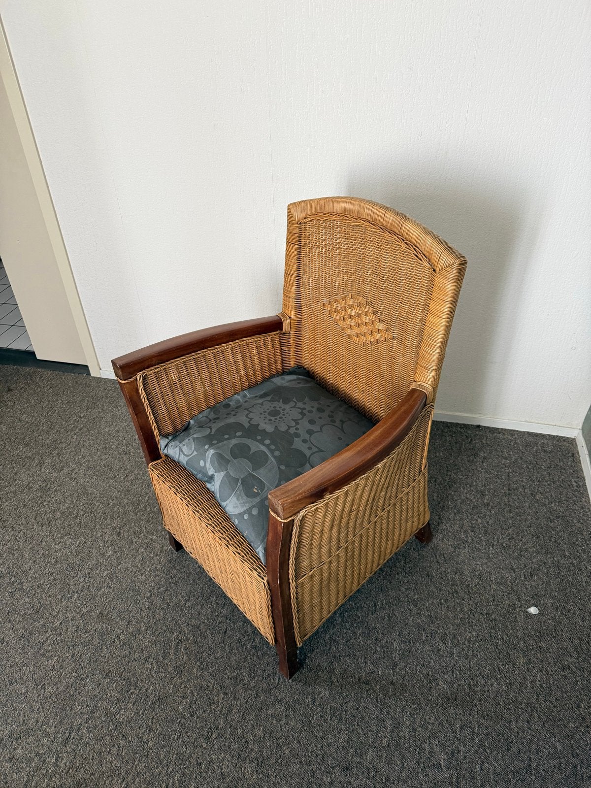 Rieten stoel met houten leuning en kussen, Ophalen, Gebruikt, Bruin, Eén