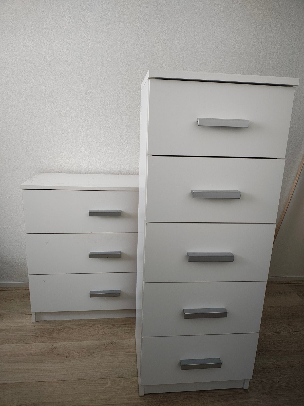Set van 2 witte kasten met zilveren handvaten, Huis en Inrichting, Kasten | Ladekasten, Ophalen, Gebruikt, 5 laden of meer, 100 tot 150 cm
