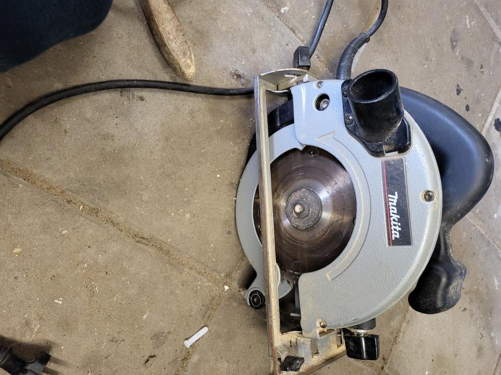 Makita cirkelzaag 5603R, Ophalen