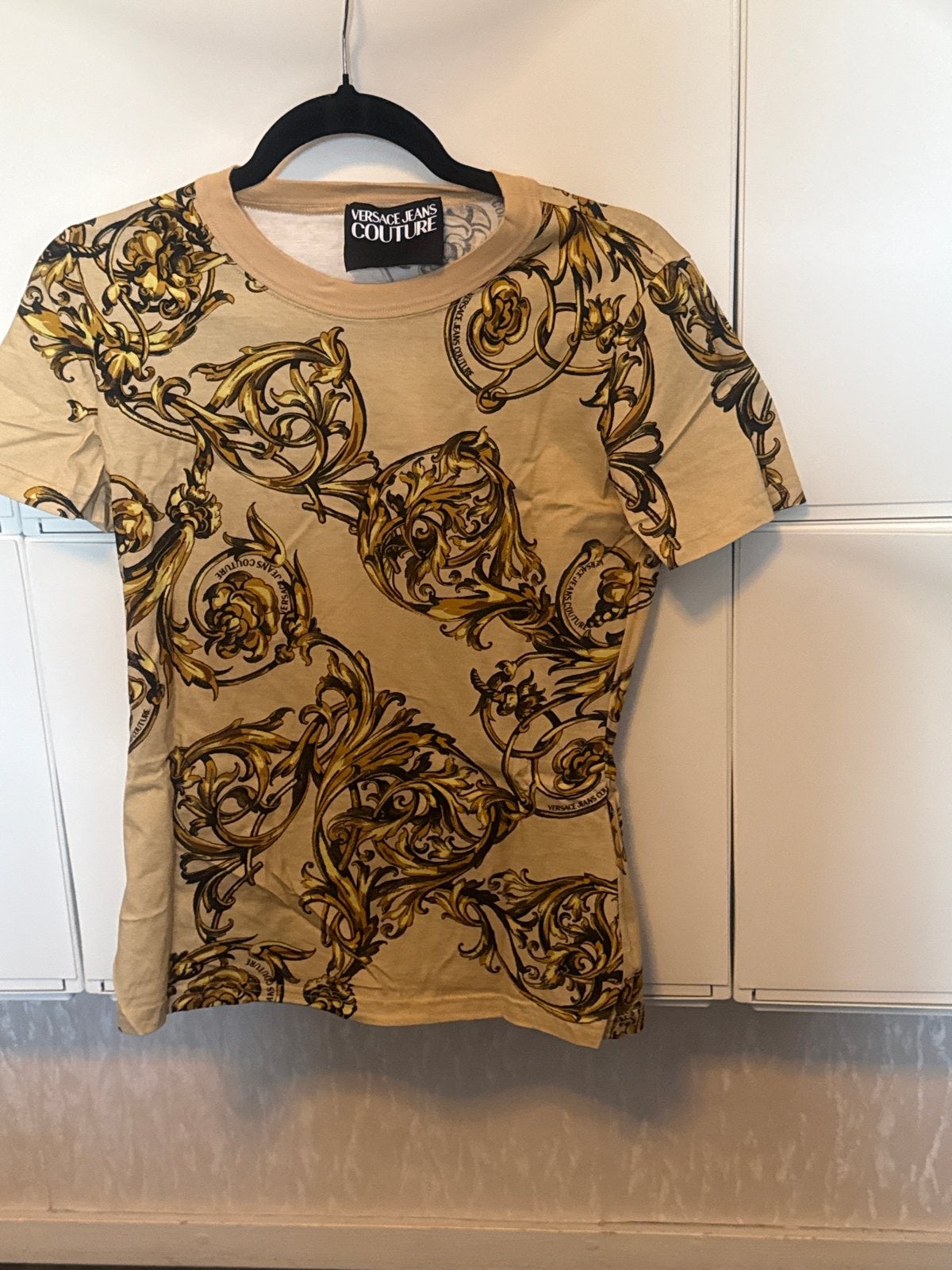 Versace Jeans Couture T-shirt met Barokprint, Ophalen, Beige, Zo goed als nieuw, Korte mouw