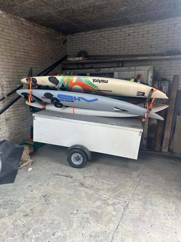 Windsurf kar + inhoud! Veel zeilen en planken, Watersport en Boten, Windsurfen, Ophalen, Gebruikt, Plank