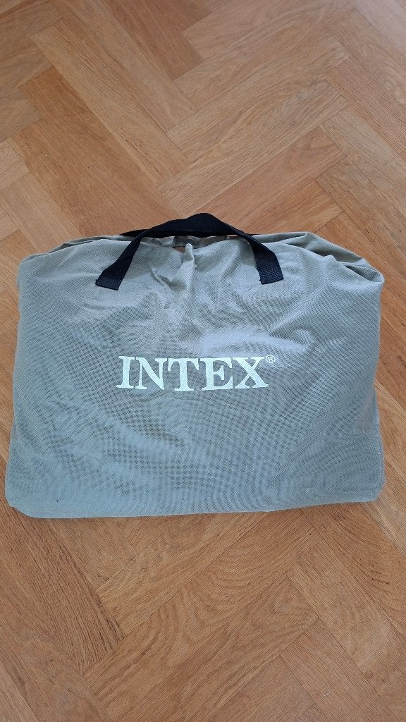 Intex plush comfort high rise luchtbed, Caravans en Kamperen, Luchtbedden, Ophalen, Ingebouwde pomp, Gebruikt, 2-persoons