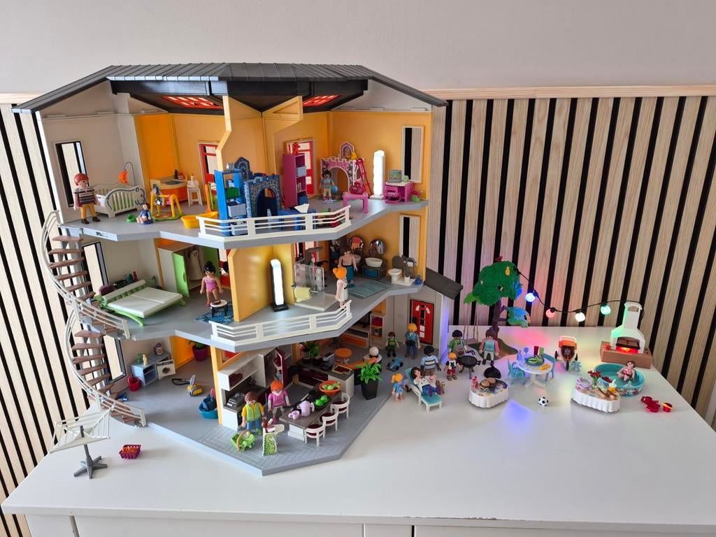 Playmobil Groot Modern Poppenhuis met Meubels en Figuren, Ophalen, Zo goed als nieuw, Jongen of Meisje