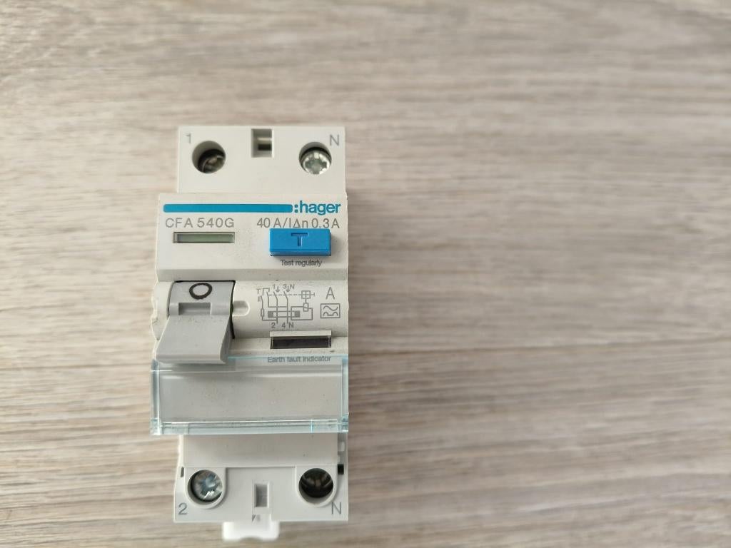 Hager aardlekschakelaar 2-polig 40A 300mA type A (CFA540G), Ophalen of Verzenden, Zo goed als nieuw, Schakelaar