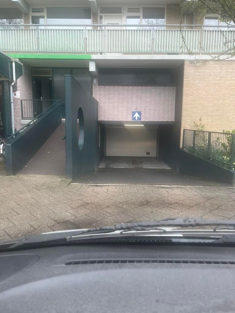 Motorstalling te huur, Ophalen