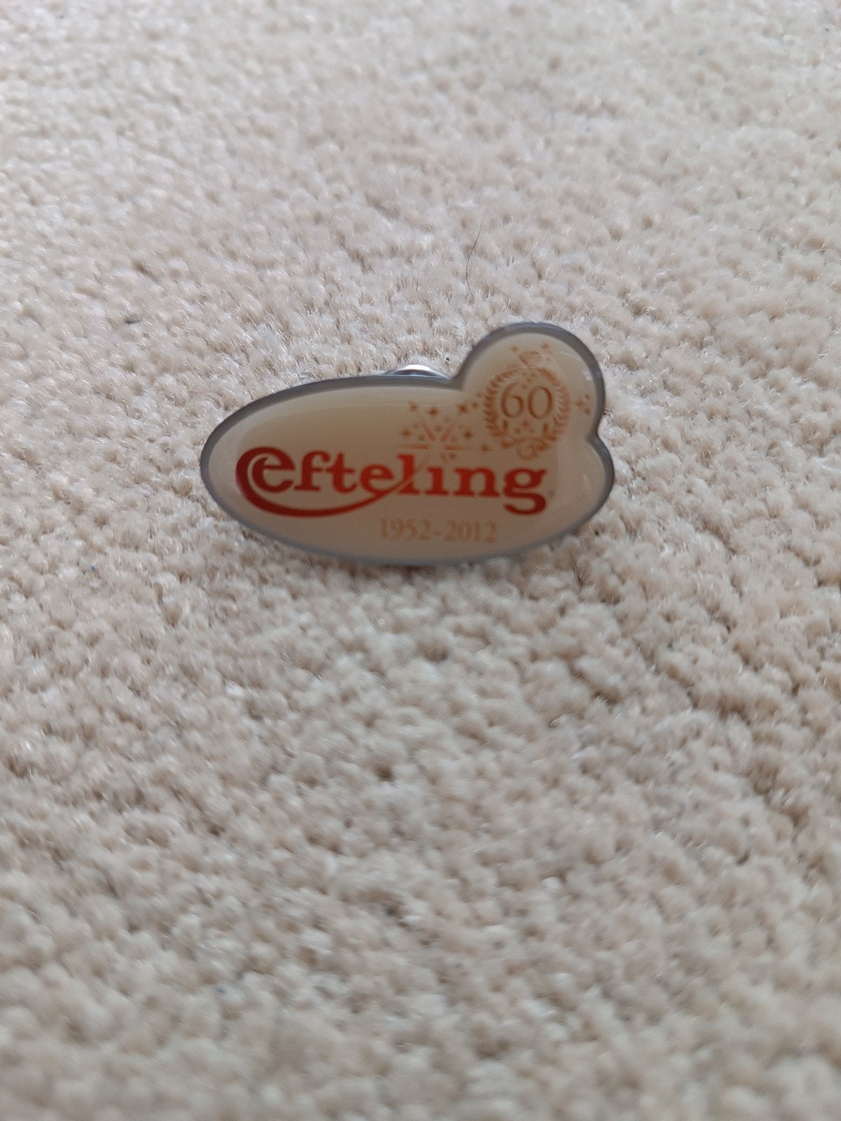 Efteling 60 jaar jubileum pin 1952-2012 abonnementhouders, Ophalen of Verzenden, Zo goed als nieuw, Button of Speldje
