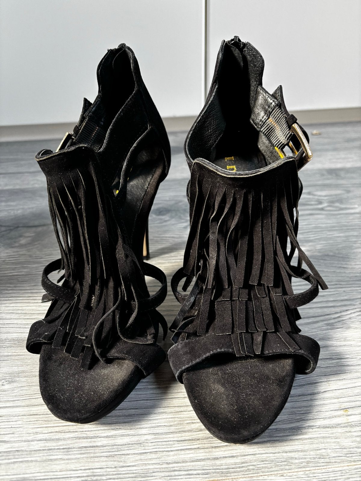 Invito suède hakken met franjes - Maat 38, Kleding | Dames, Ophalen of Verzenden, Zo goed als nieuw, Zwart, Pumps