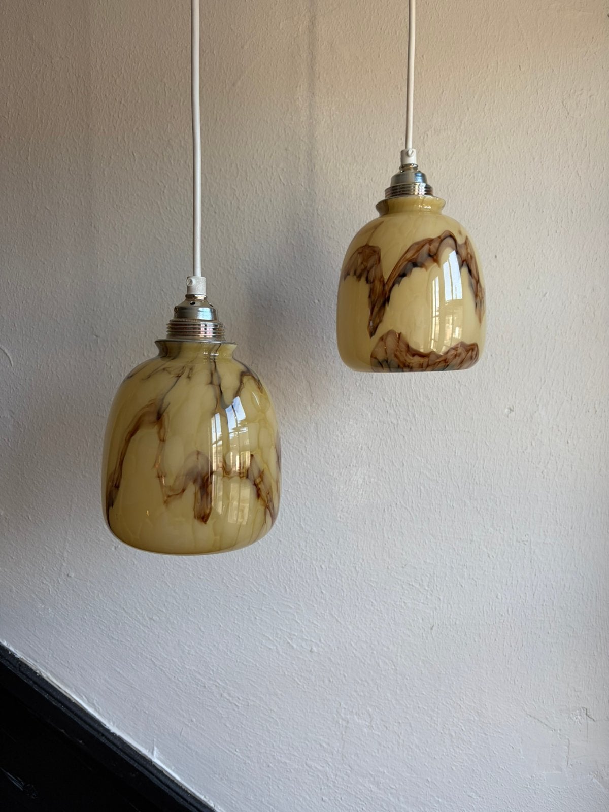 Vintage set 2 geel gele marmer kelk ronde glazen hanglampen, Ophalen of Verzenden, Zo goed als nieuw, Glas