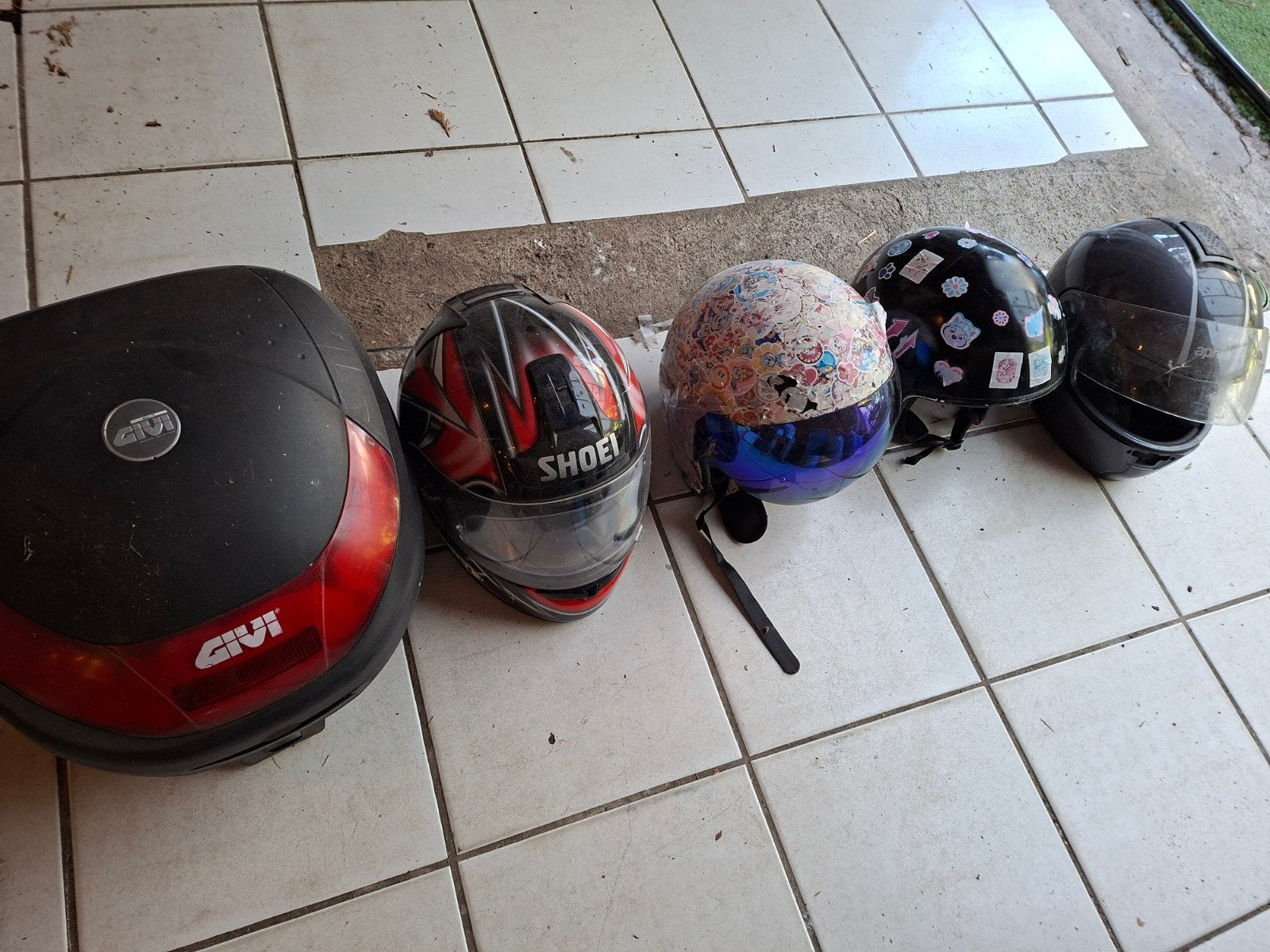4x helmen en 1 kofferbak voor scooter, Ophalen, Gebruikt