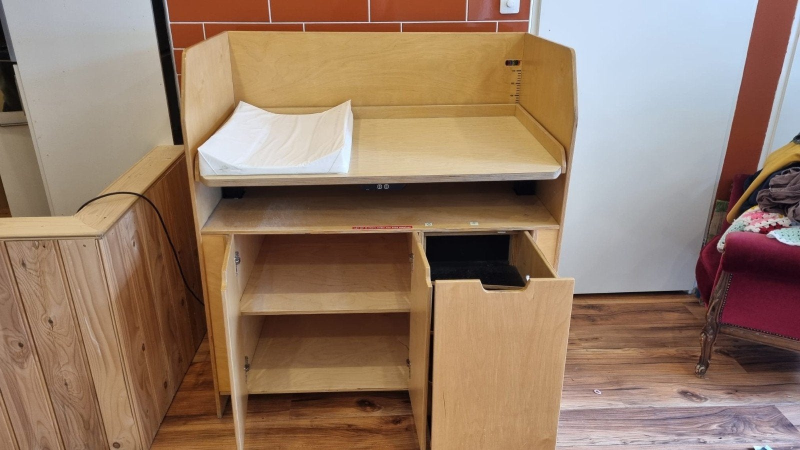 Professionele elektrisch verstelbare kinderopvangcommode met, Ophalen, 50 tot 70 cm, 90 tot 105 cm, 100 cm of meer