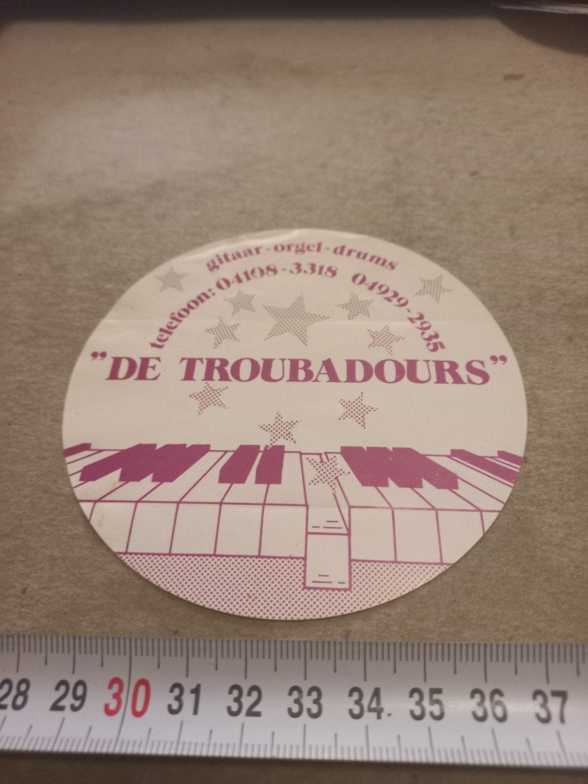 Vintage Sticker "De Troubadours" Gitaar Orgel Drums, Ophalen of Verzenden, Gebruikt