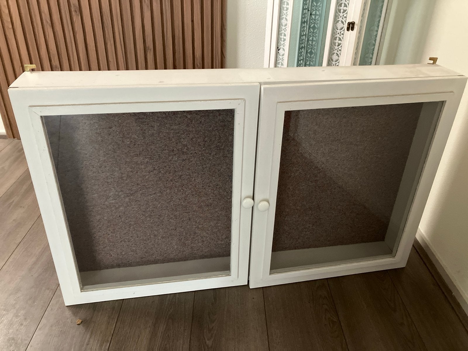 Witte vitrinekastjes met glazen deuren (2 stuks), Huis en Inrichting, Ophalen, Gebruikt, 50 tot 100 cm, Minder dan 25 cm
