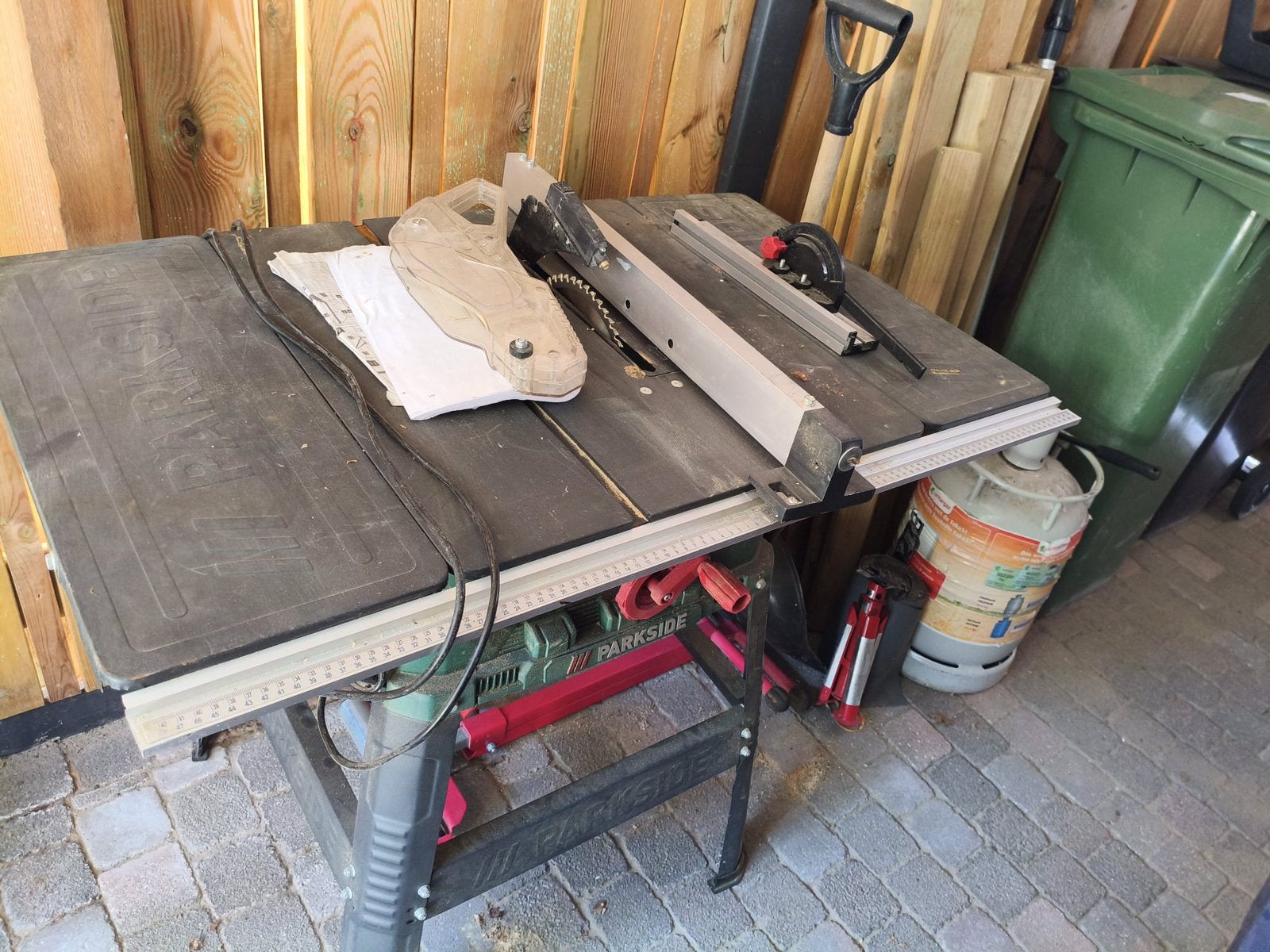 Zaagtafel met nieuw zaagblad, Doe-het-zelf en Verbouw, Gereedschap | Zaagmachines, Ophalen, Gebruikt, Cirkelzaag, 30 tot 70 mm