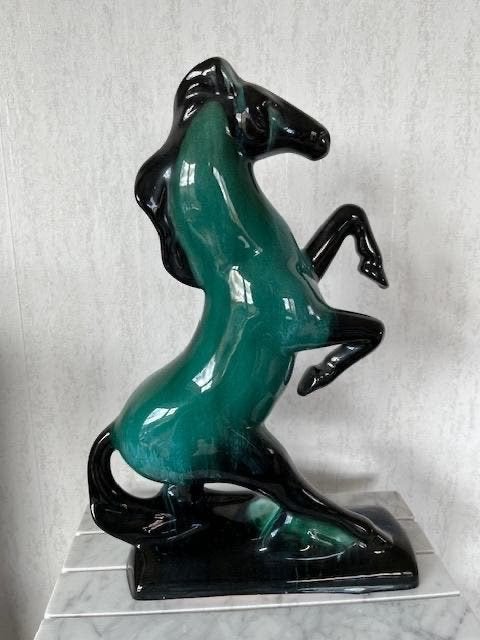 Blue mountain pottery steigerend paard, Ophalen of Verzenden