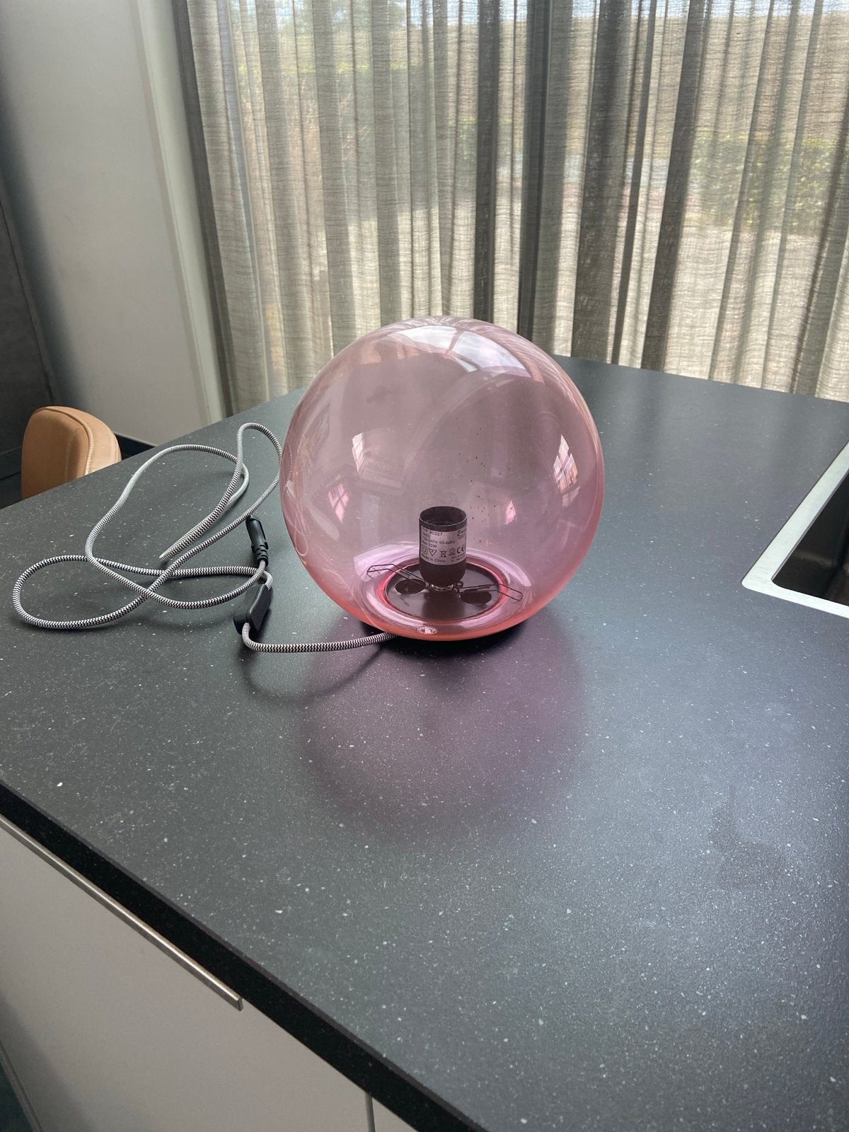 Roze glazen bol tafellamp - Sfeerlamp ( ikea), Huis en Inrichting, Lampen | Tafellampen, Ophalen, E27 (groot), Met stekker, Modern