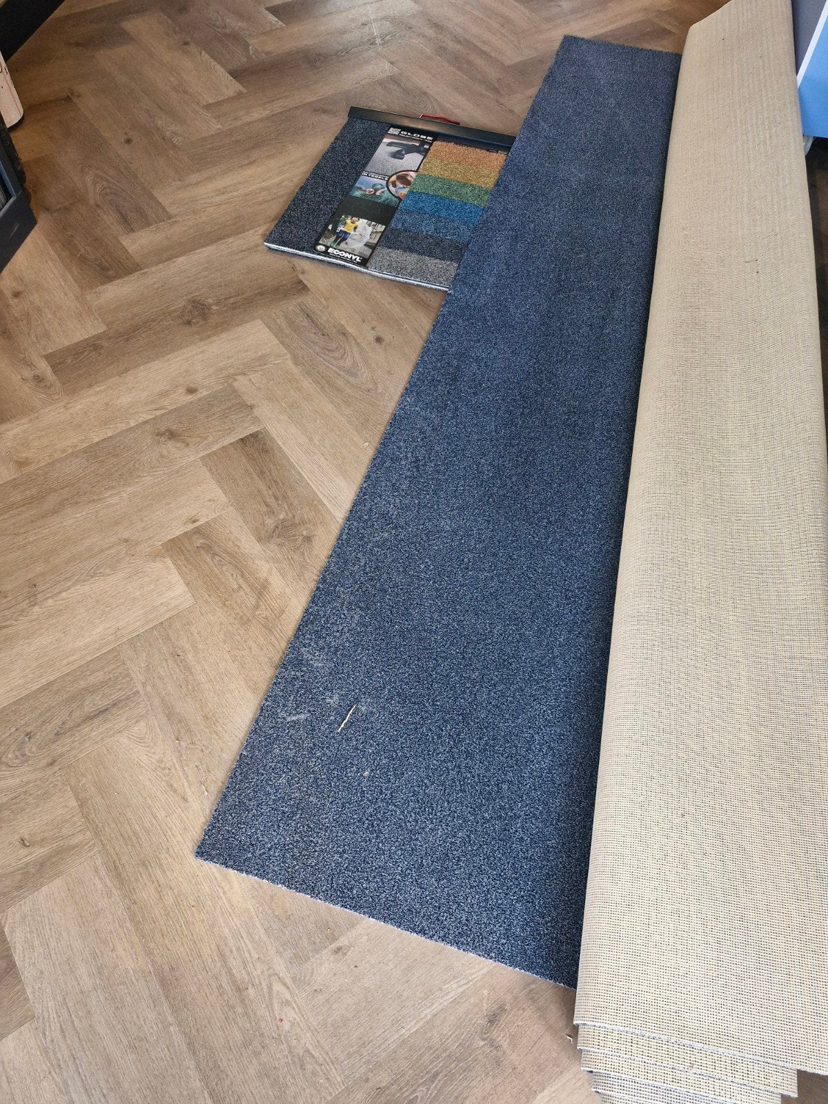 Blauw tapijt - Nieuw Globe interfloor, Huis en Inrichting, Stoffering | Tapijten en Kleden, Blauw, Modern, Rechthoekig, Nieuw
