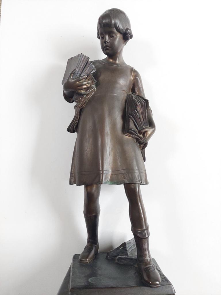 Bronzen beeld op marmer sokkel, meisje met boeken,, Ophalen