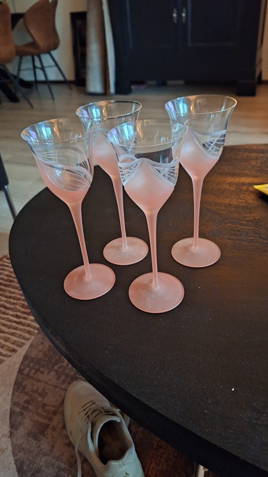4 roze wijnglazen, Ophalen