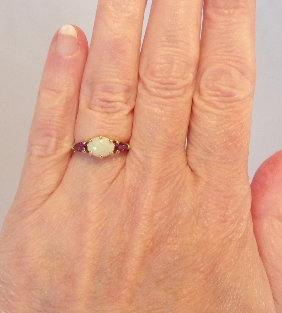 Gouden ring met Melkopaal en Rhodoliet, Sieraden, Tassen en Uiterlijk, Ringen, Verzenden, Zo goed als nieuw, 17 tot 18, Met edelsteen