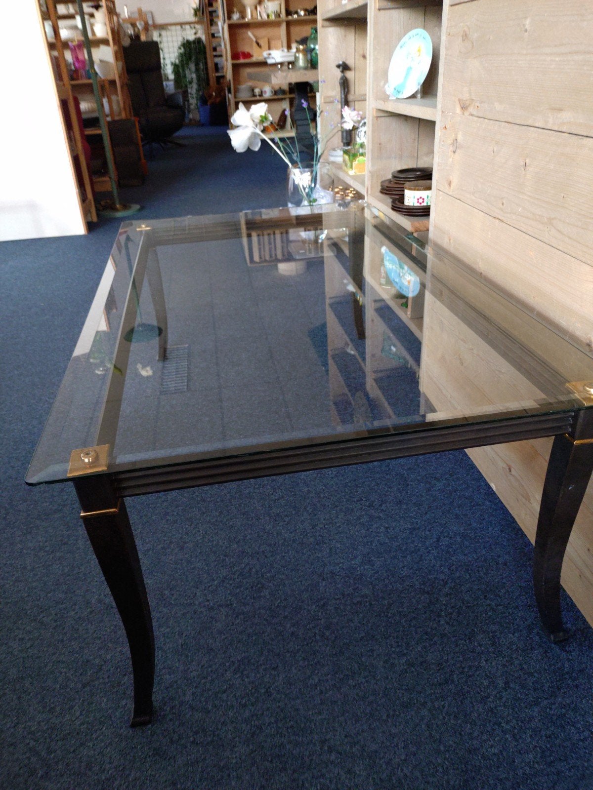 Glazen salontafel met metalen onderstel en gouden accenten, Ophalen, Gebruikt, 100 tot 150 cm, Onbekend