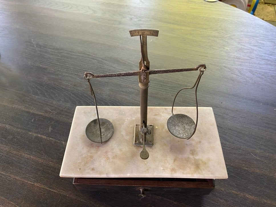 Antiek Weegschaaltje met Marmeren Plateau en Lade, Ophalen of Verzenden