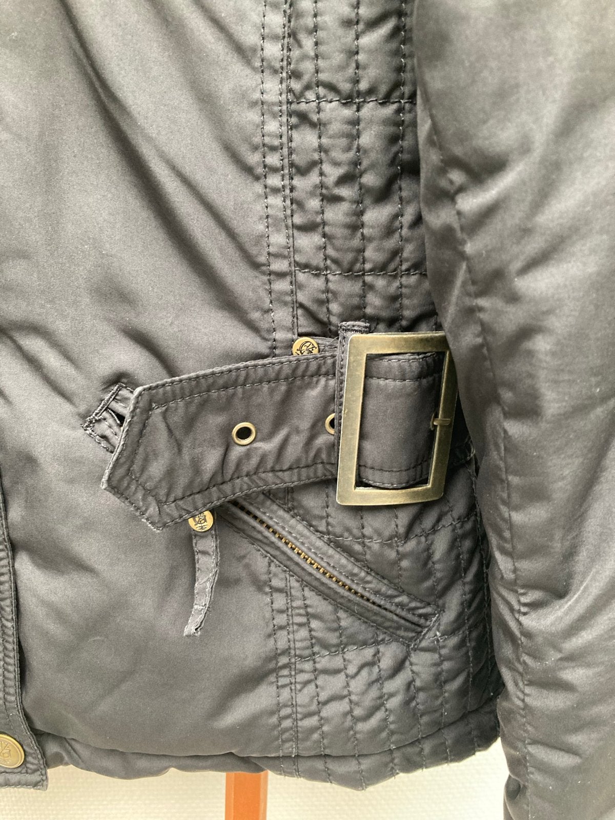 Zwarte gewatteerde jas met riem en gouden details, maat 36, Ophalen, Gedragen, Maat 38/40 (M), Zwart
