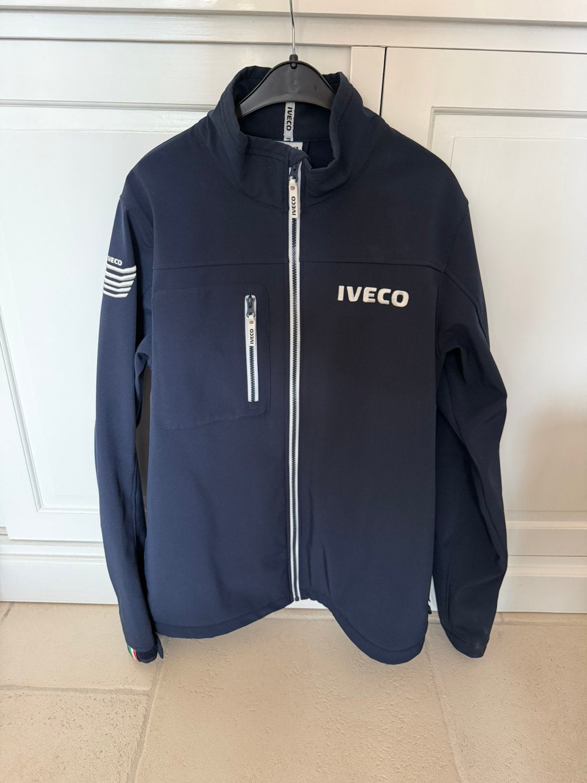 Iveco softshell jas., Ophalen of Verzenden, Zo goed als nieuw, Maat 52/54 (L), Blauw