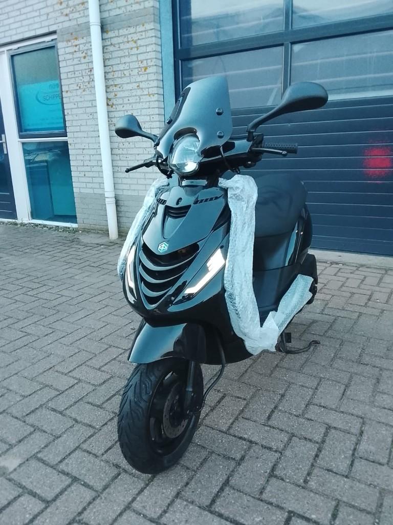 Piaggio Zip 4T Snor Glans Zwart | Full Options | Garantie ✅, Fietsen en Brommers, Brommers | Derbi, Zo goed als nieuw, Maximaal 25 km/u