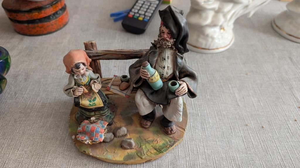 Vintage beeldje A. Massidda - Man en vrouw op bankje, Minder dan 20 cm, Handgemaakt, Ophalen of Verzenden, Steen of Keramiek