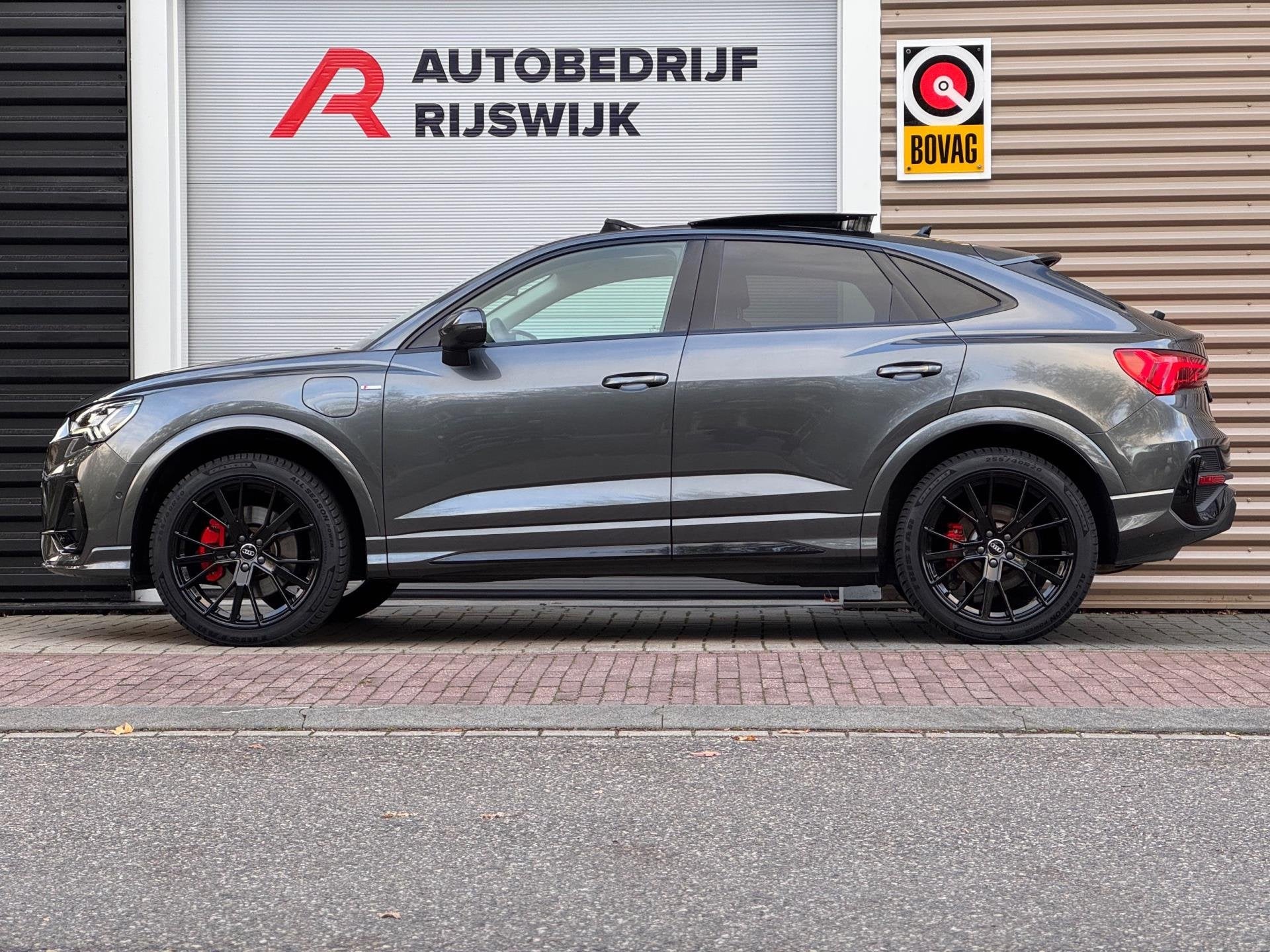 Audi Q3 Sportback 45 TFSI e S Edition Pano/Keyless/360/Matri, 12 maanden, Gebruikt, Alcantara, Hybride Elektrisch/Benzine