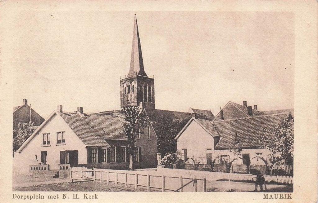 702-343-033 Dorpsplein Met N H Kerk Maurik, Verzenden, Voor 1920, Gelderland
