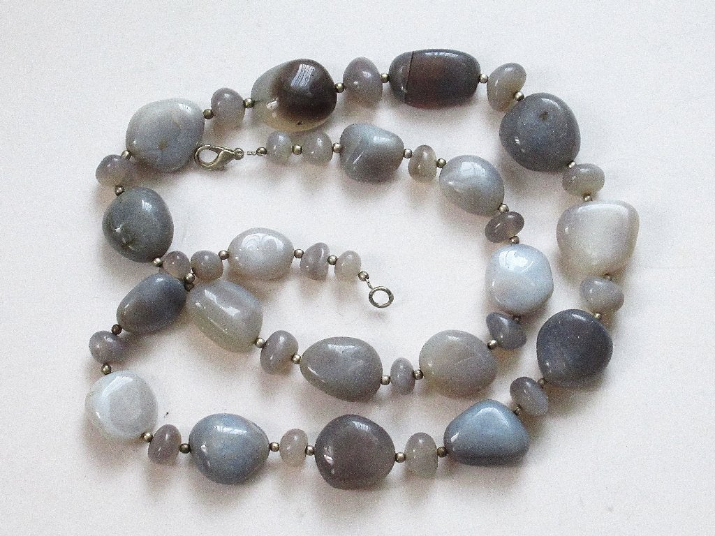Vintage kralen collier van natuurlijke grijze agaat, 80cm., Sieraden, Tassen en Uiterlijk, Kettingen, Zo goed als nieuw, Steen of Mineraal