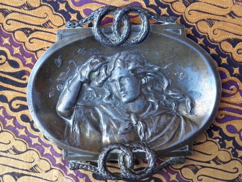 Mooi zwaar antiek schaaltje uit Frankrijk 16,9 cm. uit 1900.