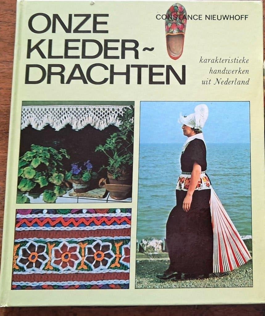 Onze klederdrachten- karakteristieke handwerken - Nieuwhoff, Ophalen of Verzenden, Zo goed als nieuw, C Nieuwhoff, Overige onderwerpen