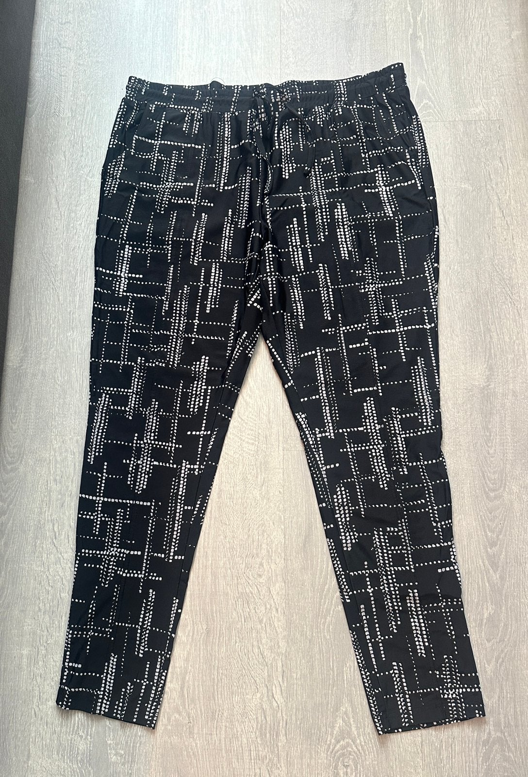 Exxcellent Zwarte Broek met Witte Print - Maat 48, Kleding | Dames, Grote Maten, Ophalen of Verzenden, Zo goed als nieuw, Zwart