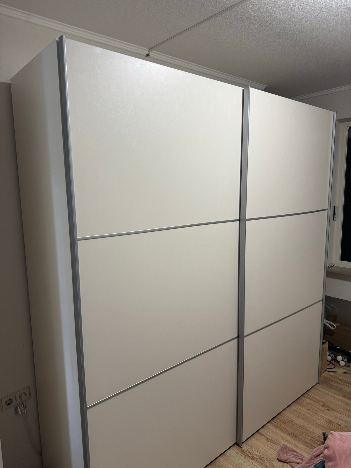 Grote kledingkast met schuifdeuren en veel opbergruimte, Met plank(en), Gebruikt, 200 cm of meer, 150 tot 200 cm