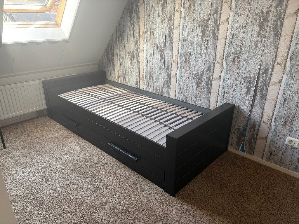 Woood bed Dennis, Huis en Inrichting, Slaapkamer | Bedden, Ophalen, 90 cm, Eenpersoons, Zwart