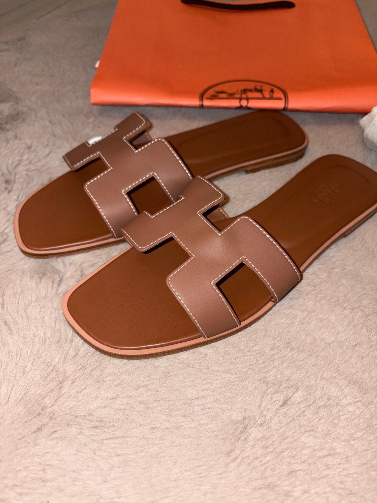 Hermès Oran Sandalen - Bruin Leer, Kleding | Dames, Schoenen, Ophalen of Verzenden, Nieuw, Bruin, Slippers
