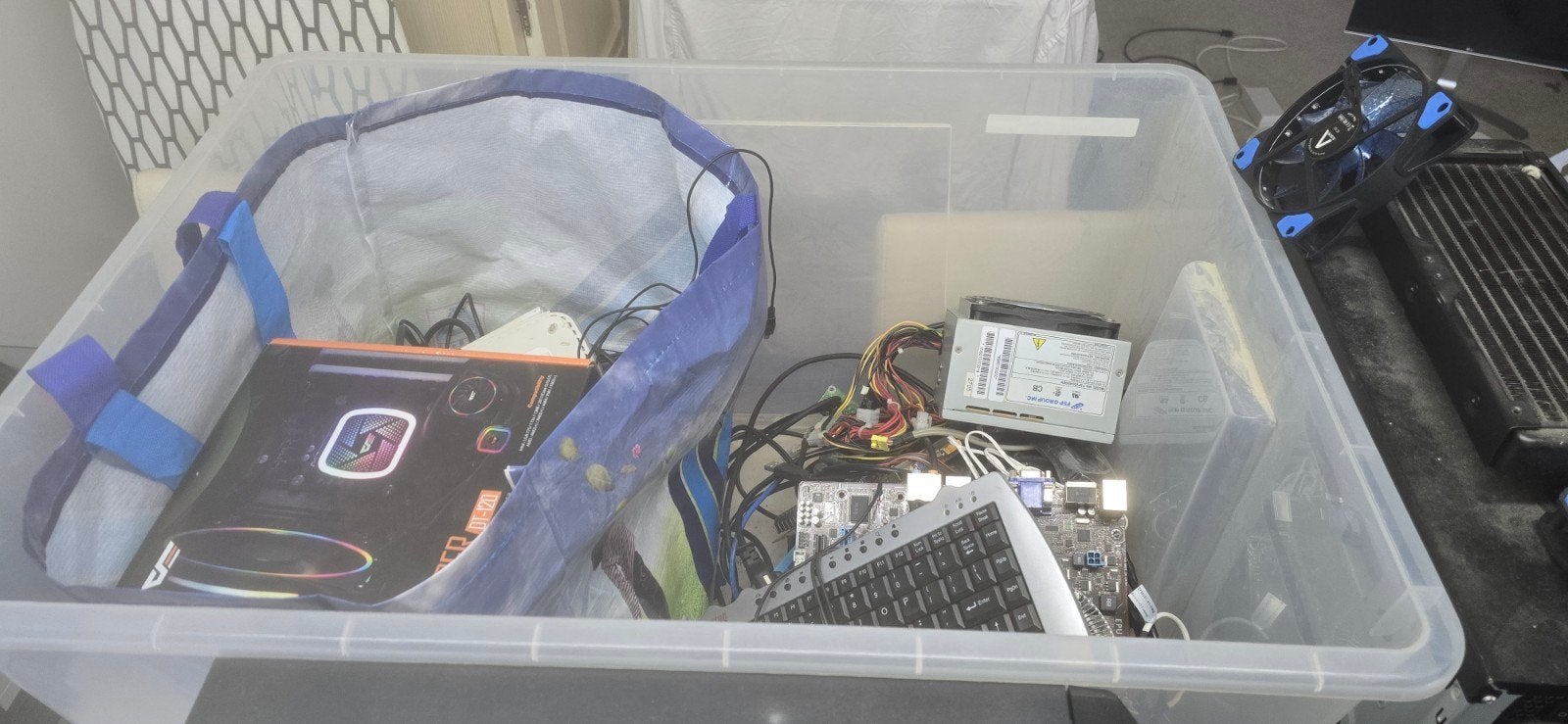 Diverse computeronderdelen en behuizingen, Onbekend, Minder dan 4 GB, Met monitor, Onbekend