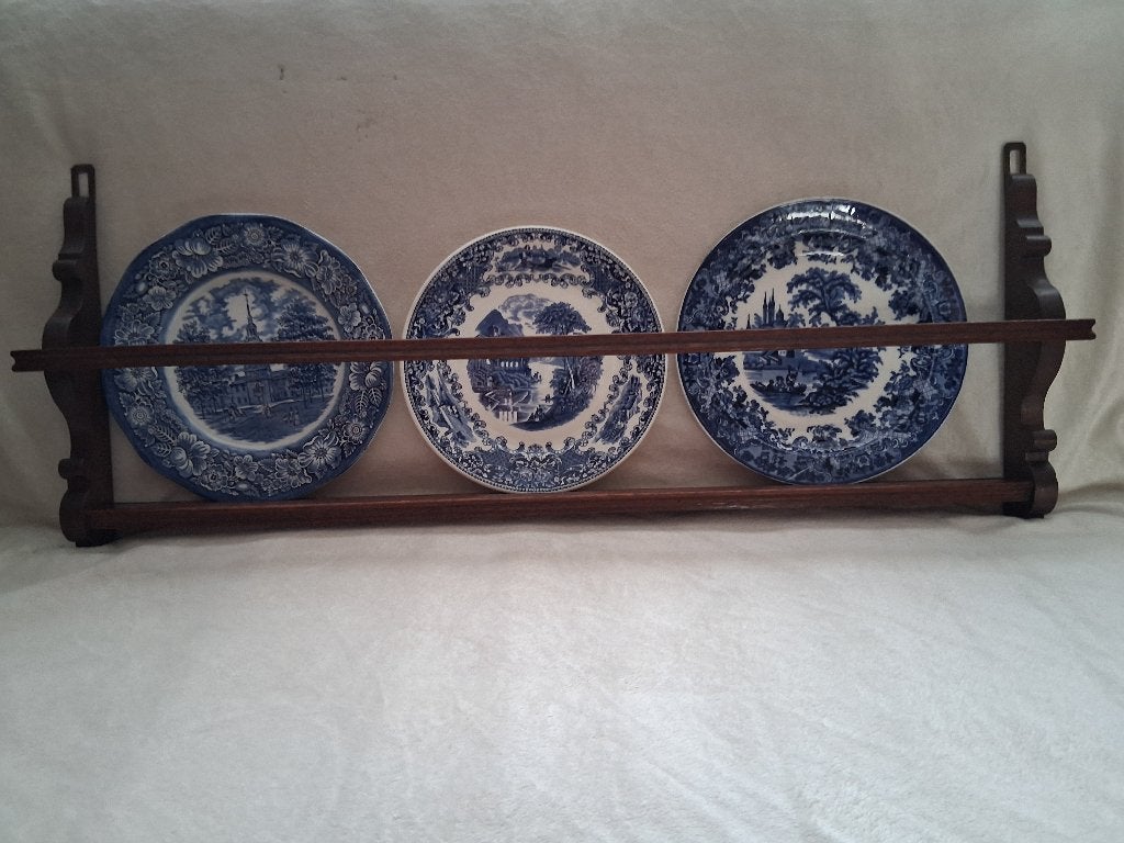 Een Antiek Eiken houten "Borden rek" met 3 borden erop., Ophalen