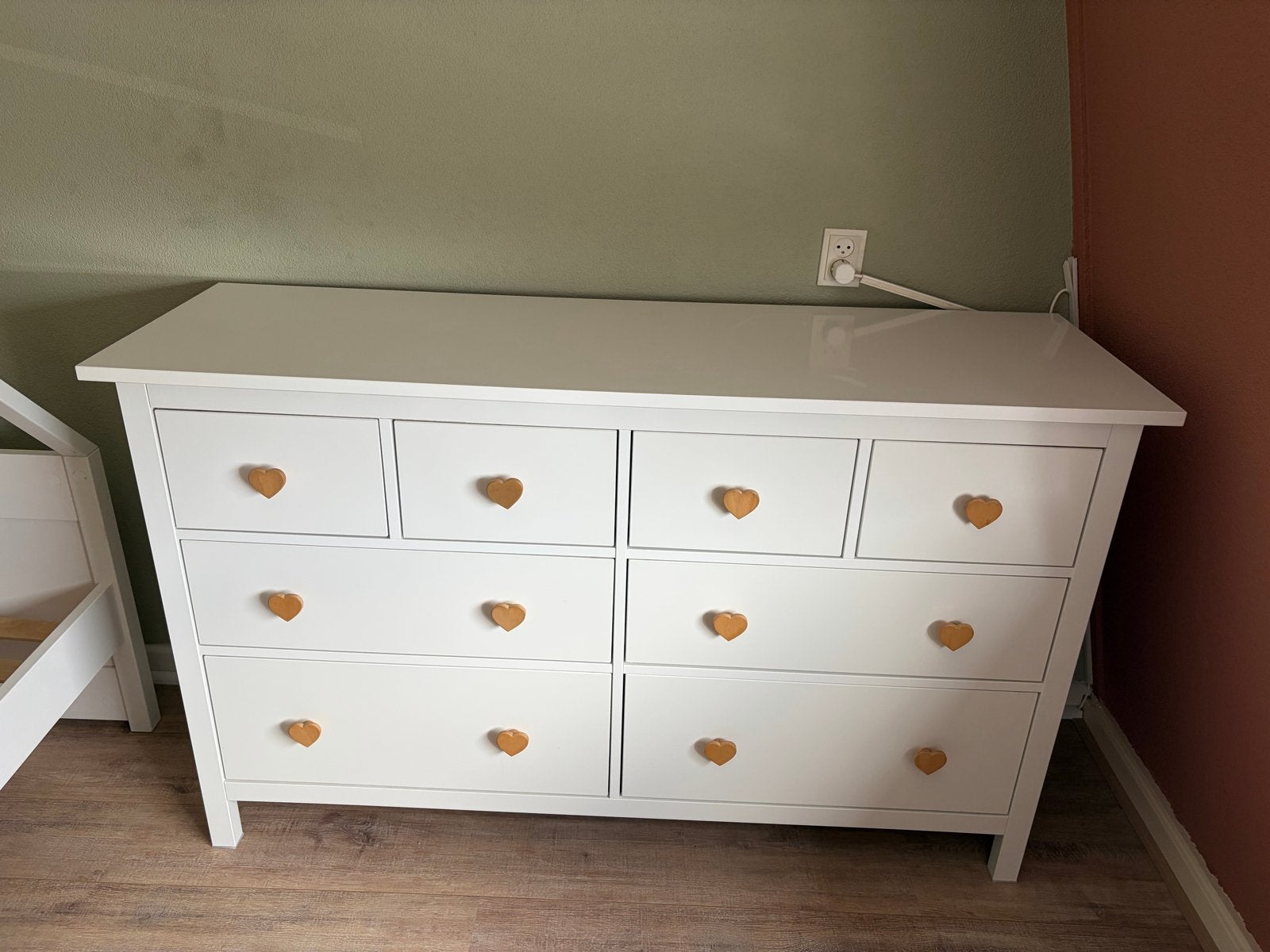 Hemnes ladekast / commode met hartvormige knoppen, Huis en Inrichting, Ophalen, Gebruikt, 5 laden of meer, 150 tot 200 cm