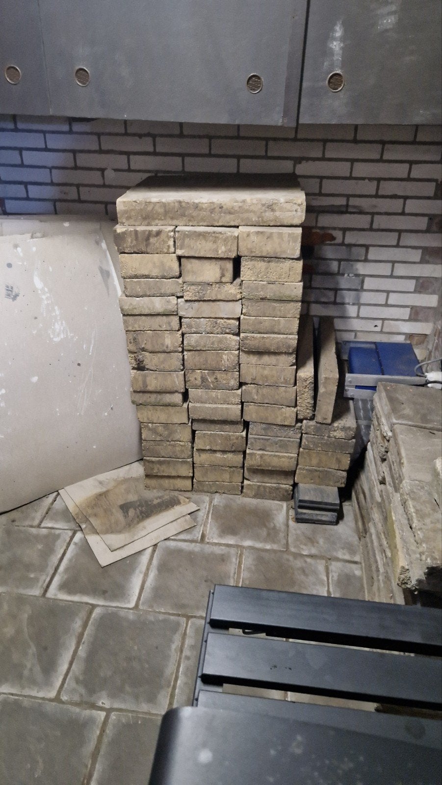 Gratis af te halen: Tegels en gele klinkers, Ophalen, Gebruikt, 20 tot 40 cm, 20 tot 40 cm