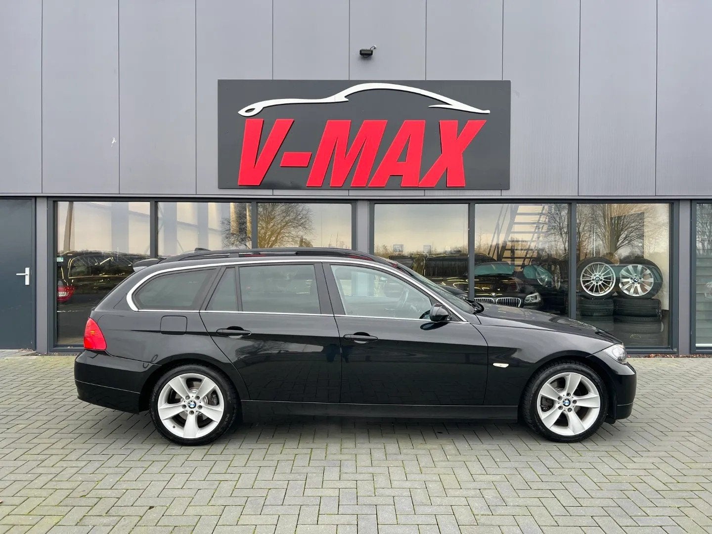 BMW 325i Touring AUT HighExe Pano NaviProf Leer Trek Stoelvw, Automaat, Achterwielaandrijving, Gebruikt, Zwart