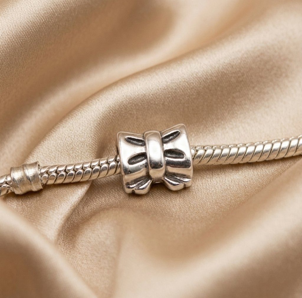 Bedel Charm voor bedelarmband strik zilver, Sieraden, Tassen en Uiterlijk, Overige merken, Nieuw, Ophalen of Verzenden, 1 bedel