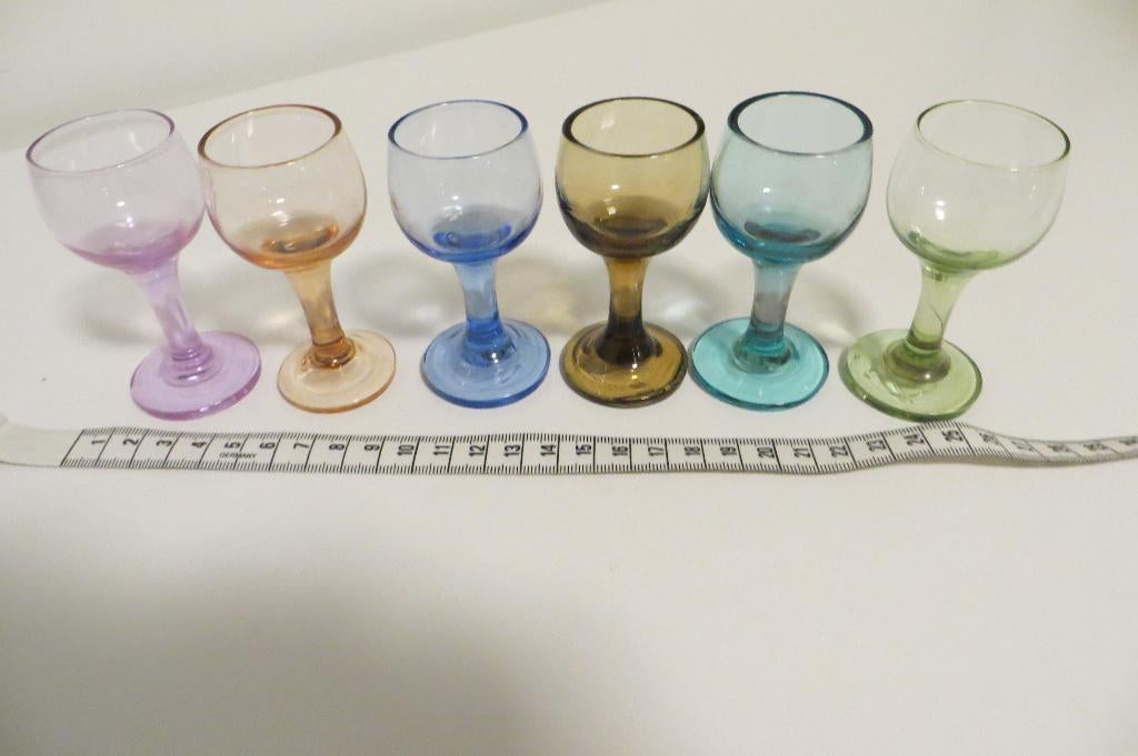 6 vintage gekleurde glaasjes, stevig glas. voor likeur bij, Ophalen of Verzenden