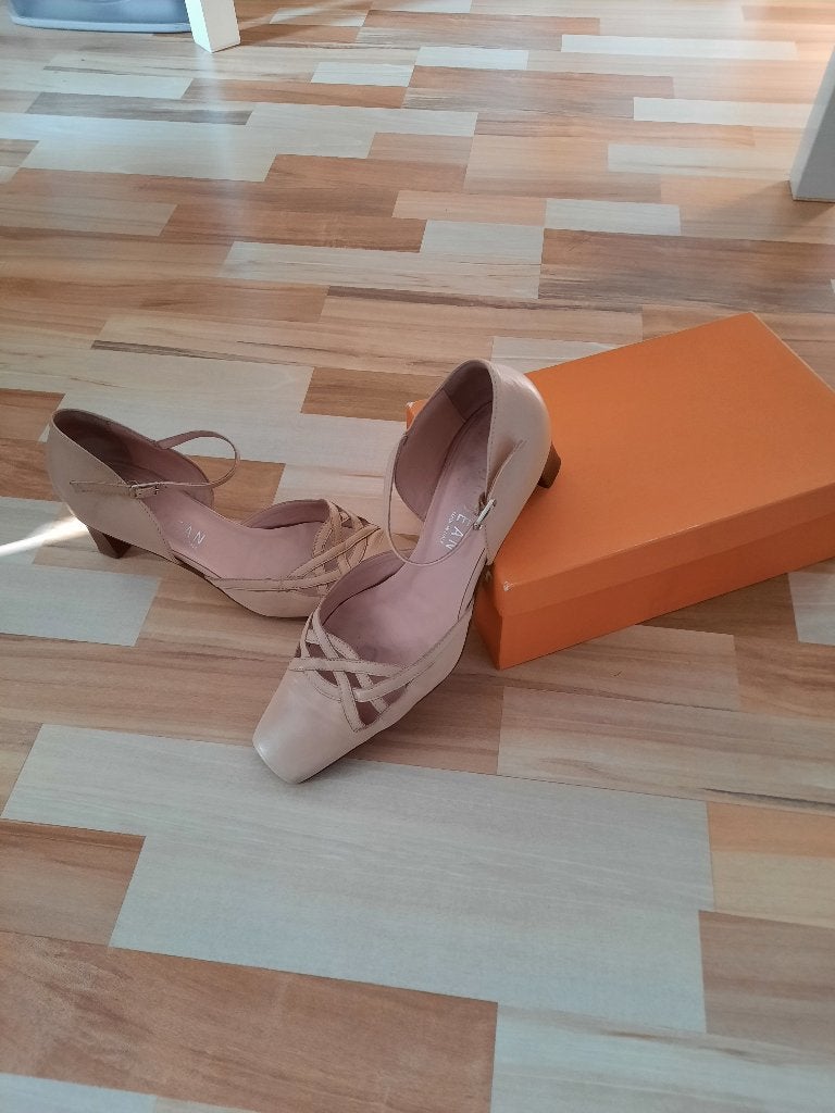 Beige pumps, Kleding | Dames, Pumps, Beige, Ophalen of Verzenden, Zo goed als nieuw